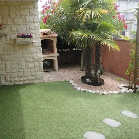 Rez De Avec Jardin Et Entree Prive